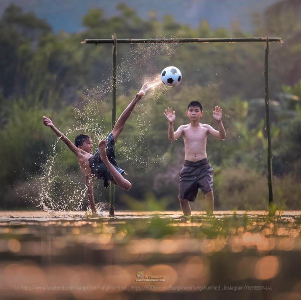 футбольные мяч