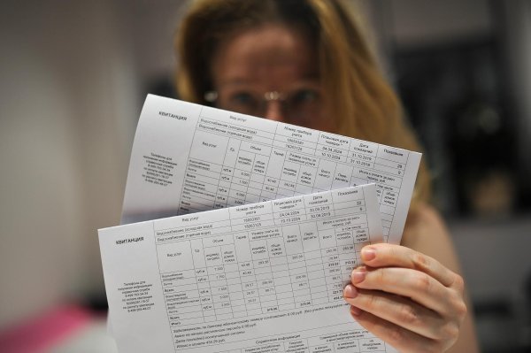 женщина с квитанцией