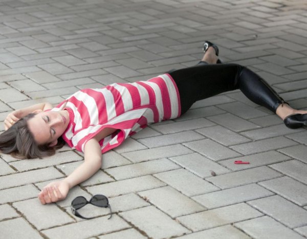 девушка в обмороке