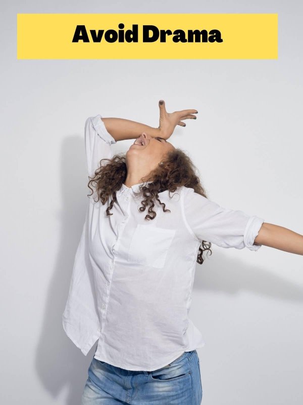 женщина зевает