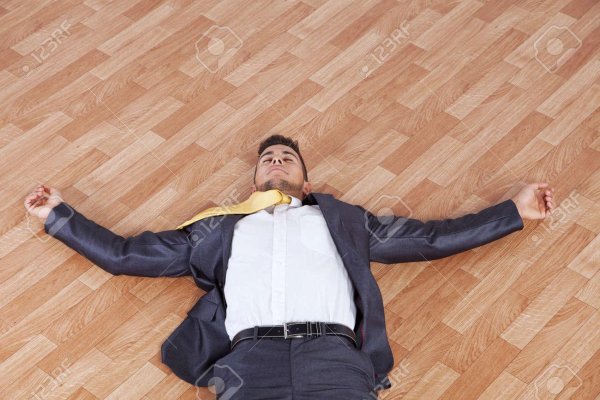 бизнесмен лежит на полу