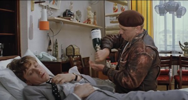 шампанское по утрам пьют только аристократы и дегенераты