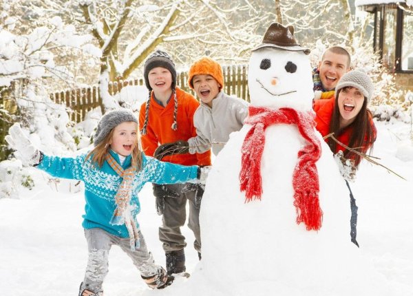 семья лепит снеговика