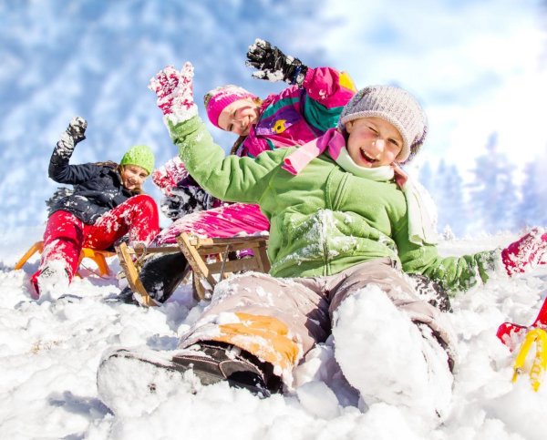 дети играют зимой