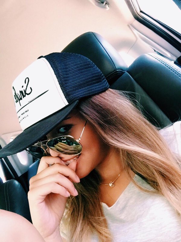 красивые девушки в бейсболках