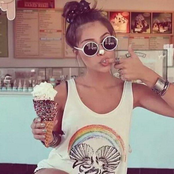 девушка ест мороженое