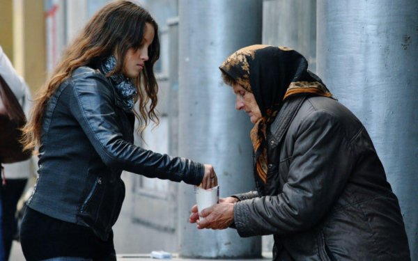 просит милостыню