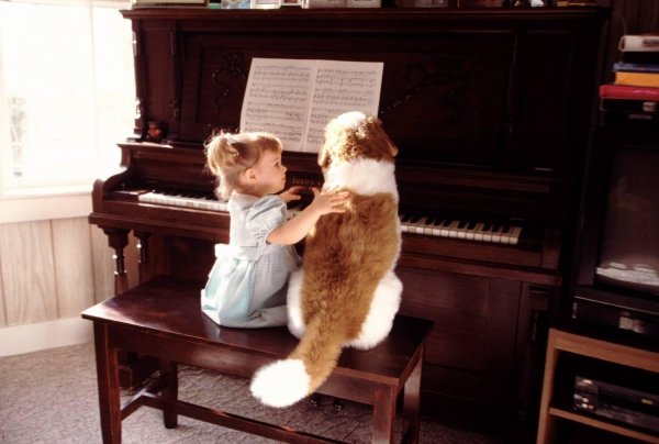 ребенок за фортепиано