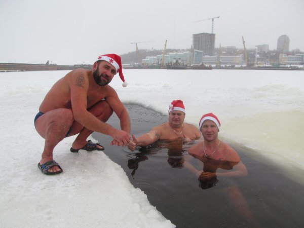 дед мороз купается