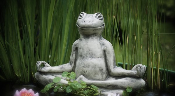 скульптуры медитирующие лягушки