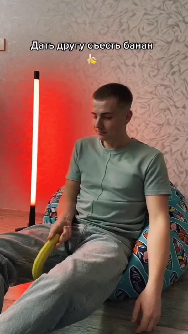 николай волков жарит бананы