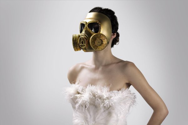 девушка в маске