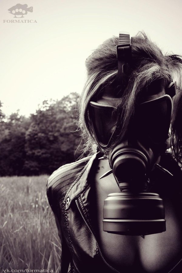 девушка в респираторе