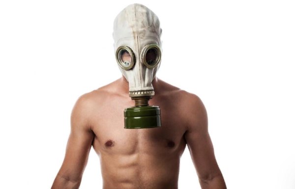 человек с противогазом