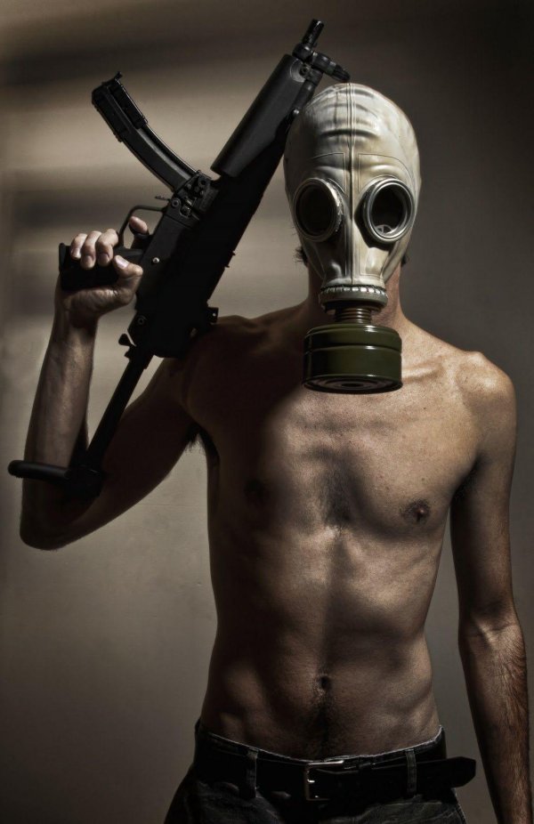 парень в противогазе