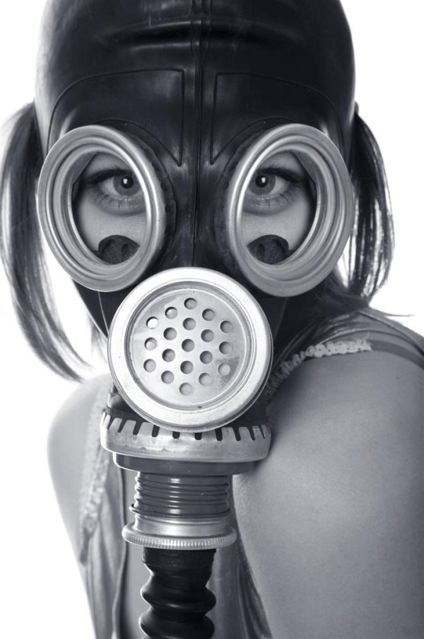 девушка в маске респираторе