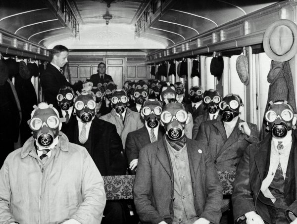 люди в противогазах