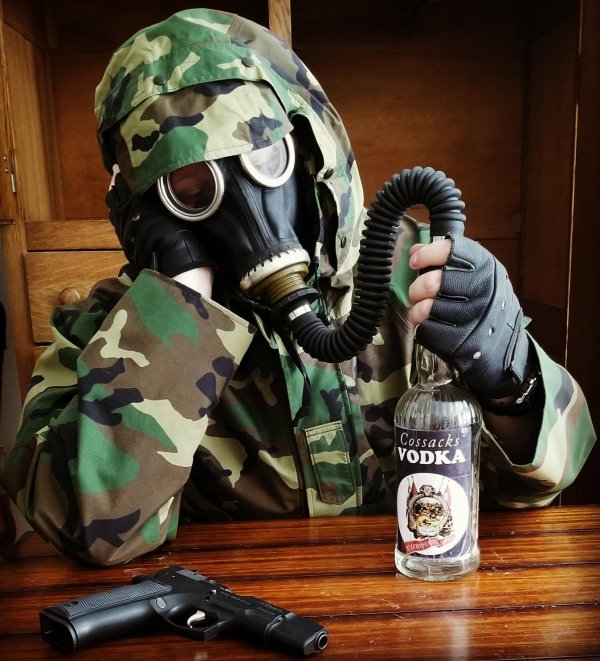 солдат в противогазе
