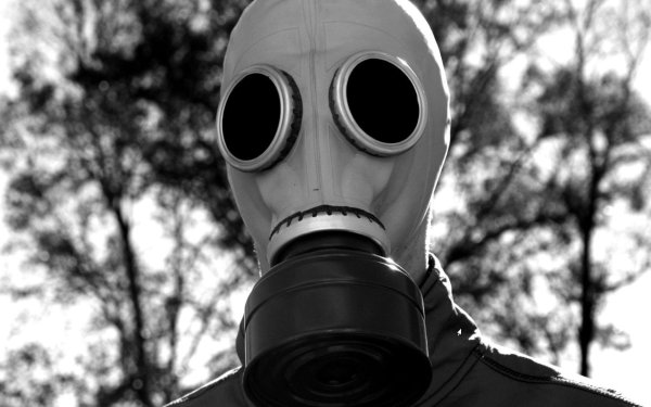 человек с противогазом