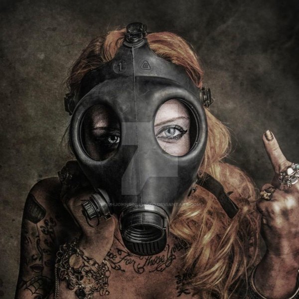 девушка в респираторе