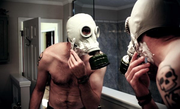 человек с противогазом