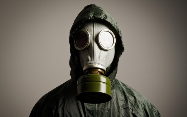 человек с противогазом