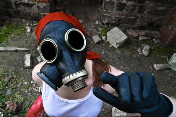 женщина в противогазе