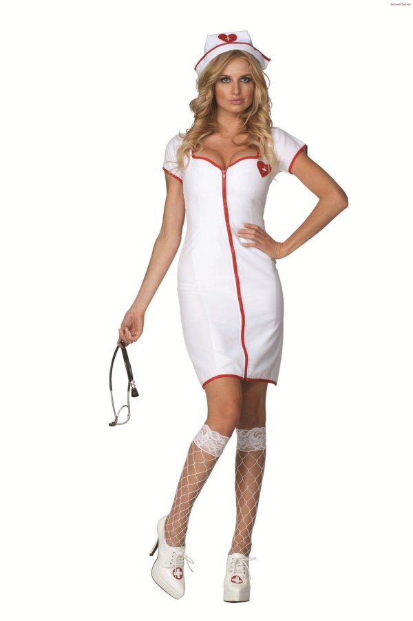 девушка в костюме медсестры