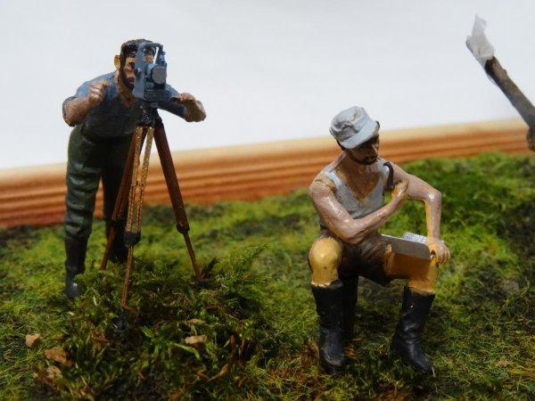 фигурка геодезиста