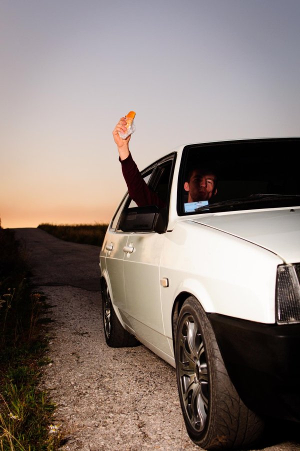 пацан возле машины