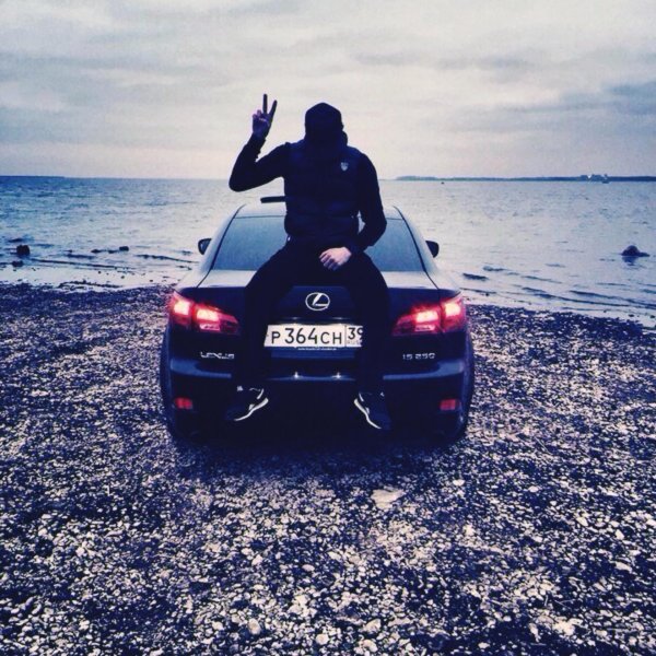 парень возле машины