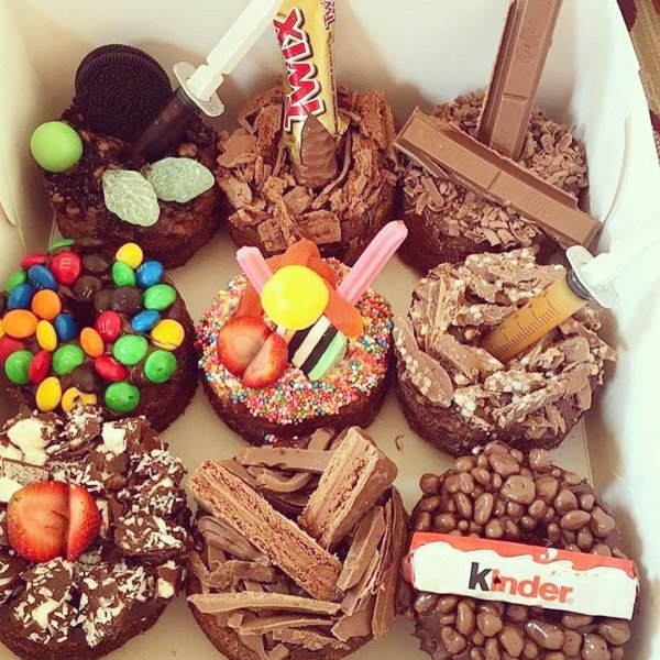 сладости много