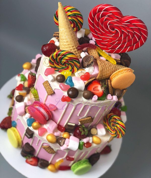торт украшенный сладостями