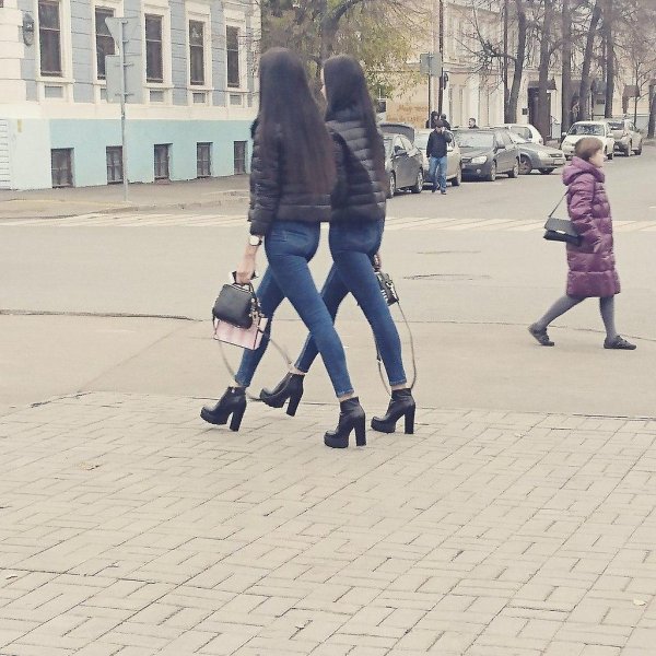 одинаково одетые девушки