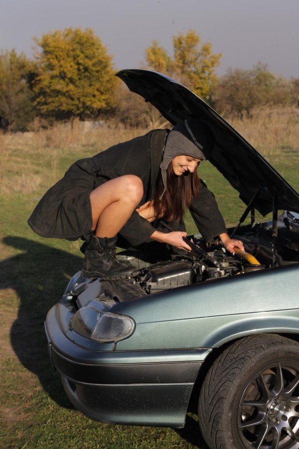 девушка чинит машину