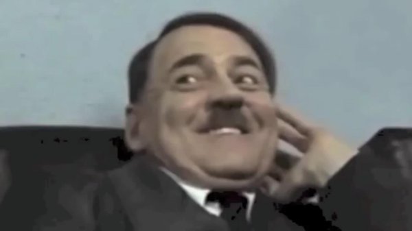 адольф улыбается