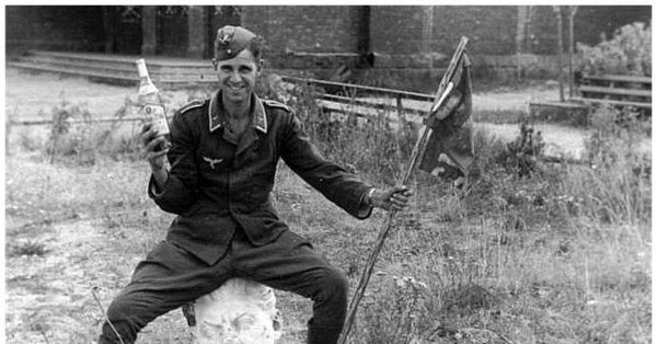 офицер вермахта пьет пиво