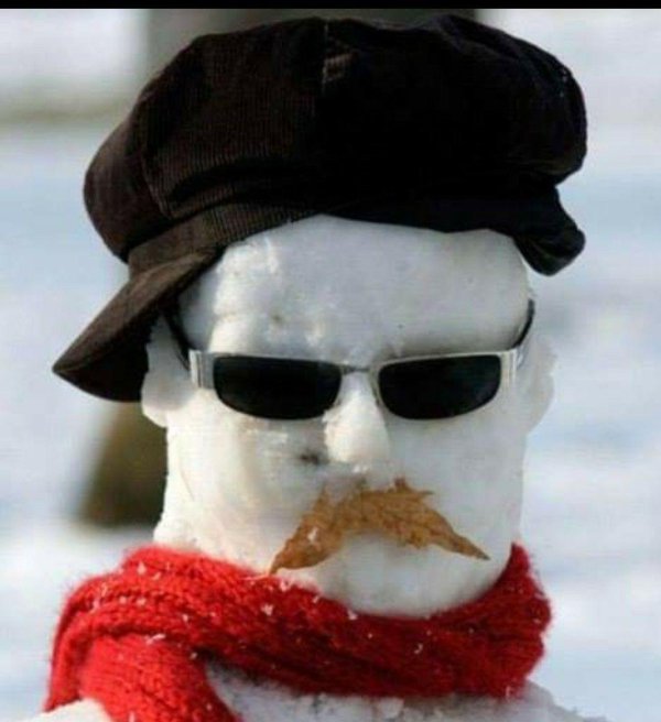 необычный снеговик