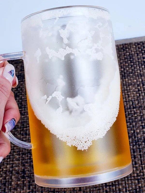 холодное пиво пенится в кружке