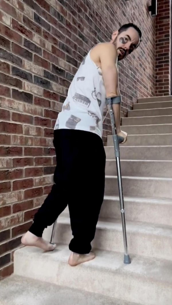 поднимается по лестнице