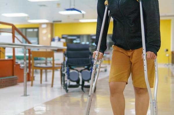 парень на костылях