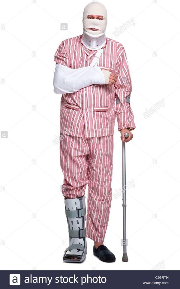 забинтованная нога мужчины