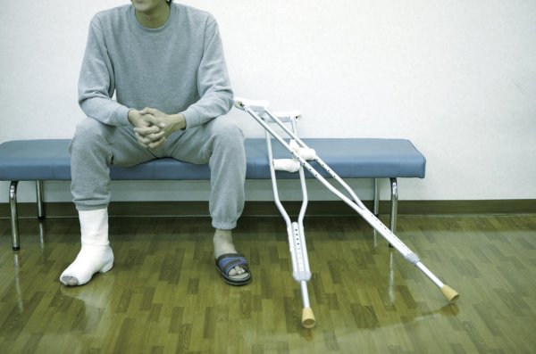 человек со сломанной ногой