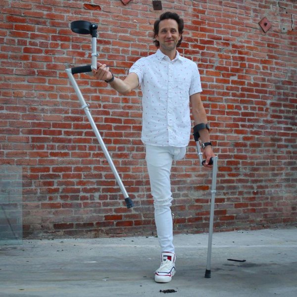 одноногий мужчина