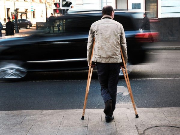 девушка на костылях