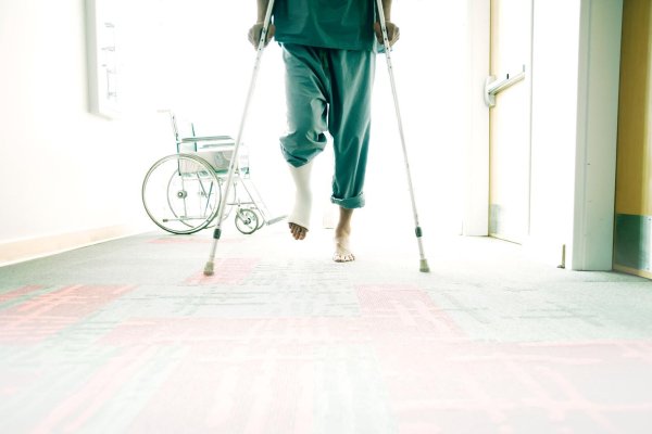 человек со сломанной ногой