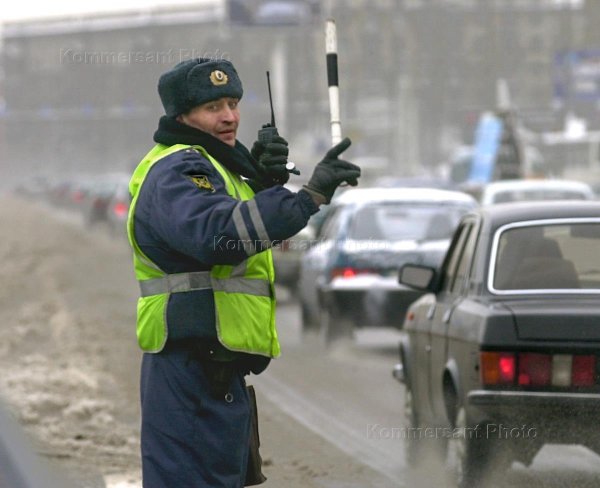 гаишник останавливает машину
