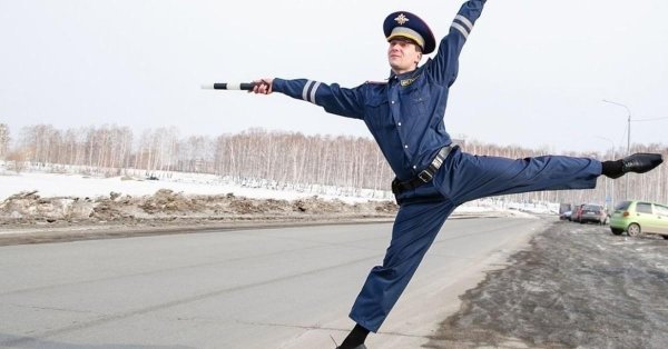 полицейский на дороге