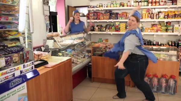 продавщицы танцуют в магазине