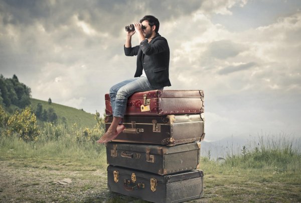 мужчина с чемоданом